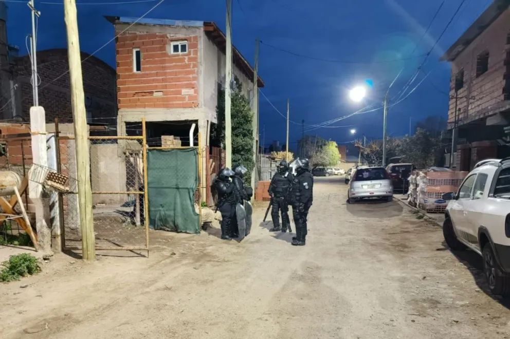Secuestraron armas, municiones y drogas en el barrio Mariano Moreno