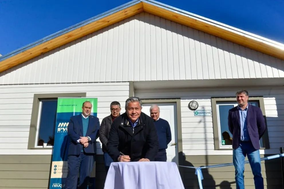 En Las Coloradas, Figueroa entregó viviendas, inauguró obras y anunció nuevos proyectos