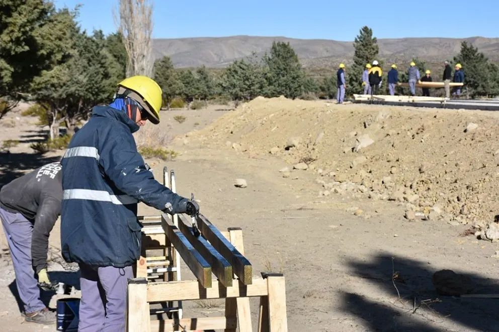 Figueroa supervisó la construcción de la escuela secundaria en Chorriaca