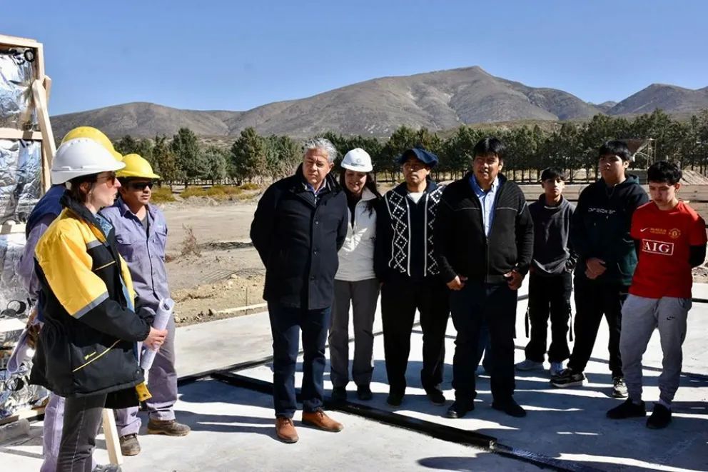 Figueroa supervisó la construcción de la escuela secundaria en Chorriaca