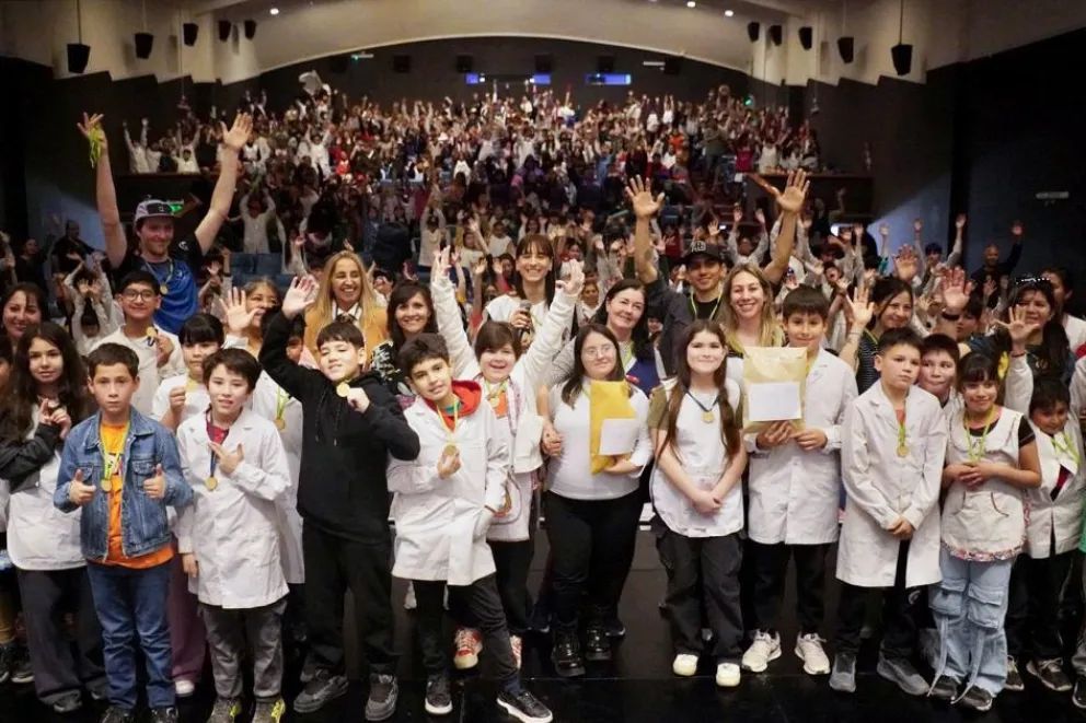 Cientos de estudiantes realizaron su Promesa Ambiental en el Cine Teatro Español
