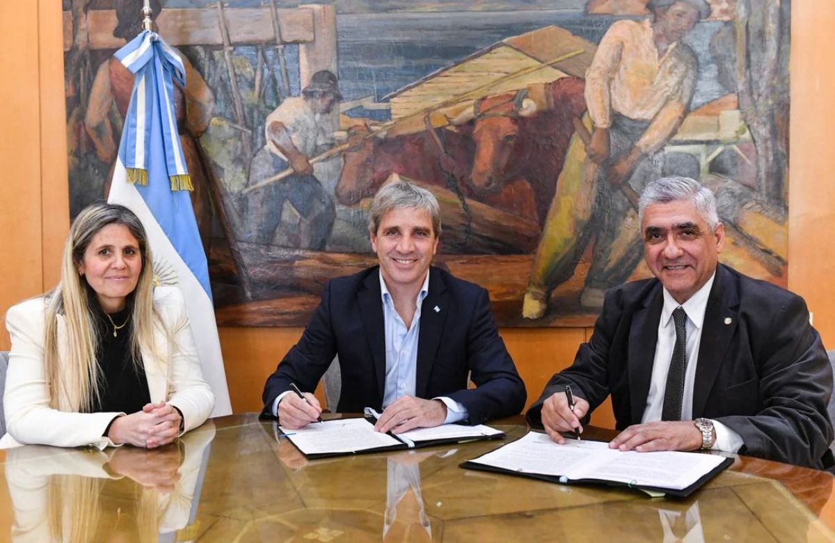 Nación firmó convenios con Chubut y Tucumán para transferir obras, viviendas y extinguir deudas