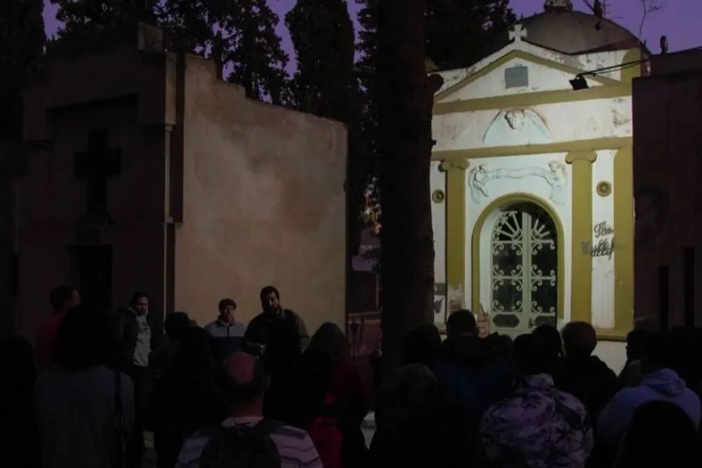 "Una Noche en el Cementerio de Neuquén"