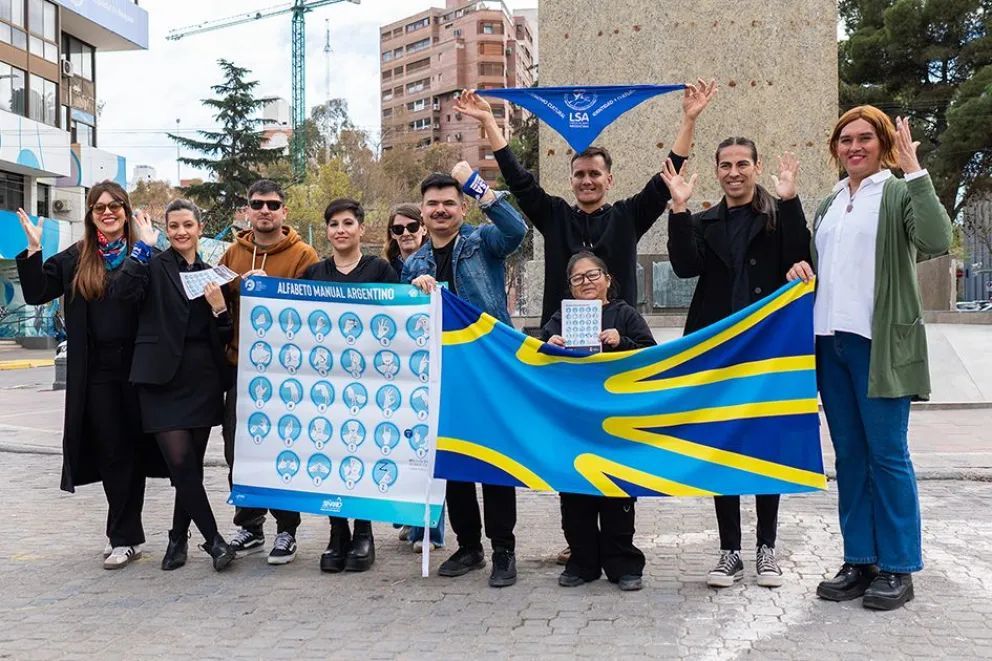 Con una jornada de sensibilización en la vía pública conmemoran el Día Nacional de las Personas Sordas