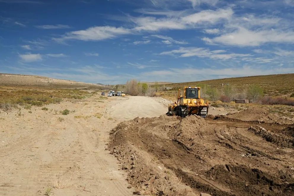 Los Catutos celebró su aniversario con el inicio de la pavimentación del ingreso