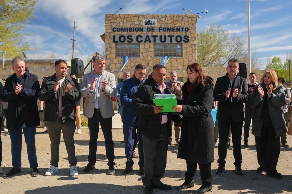 Los Catutos celebró su aniversario con el inicio de la pavimentación del ingreso