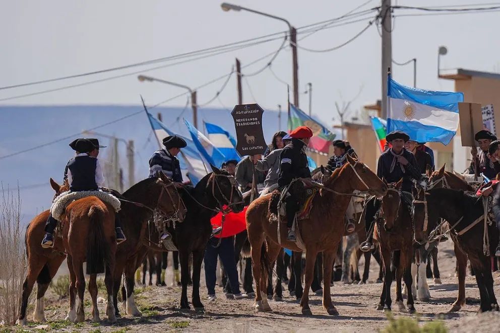 Los Catutos celebró su aniversario con el inicio de la pavimentación del ingreso