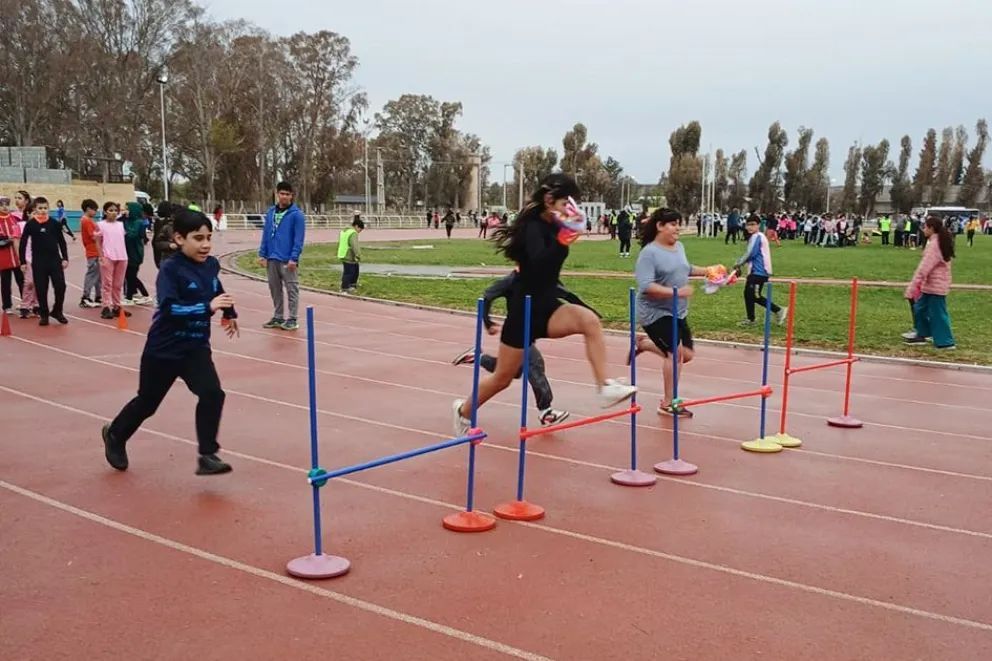 Más de 900 estudiantes fueron parte de encuentro de atletismo en Ciudad Deportiva