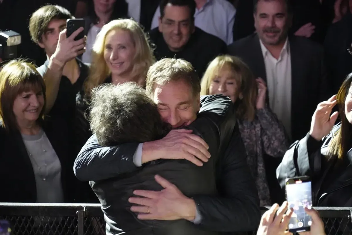 El abrazo con Diego Santilli