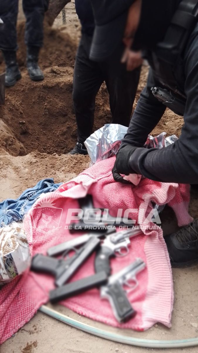 Drogas y muchas armas: Allanaron barrios de la capital Neuquina
