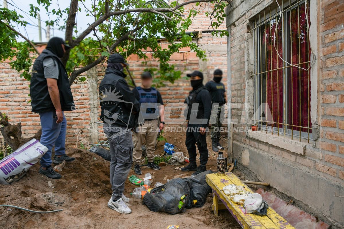 Drogas y muchas armas: Allanaron barrios de la capital Neuquina