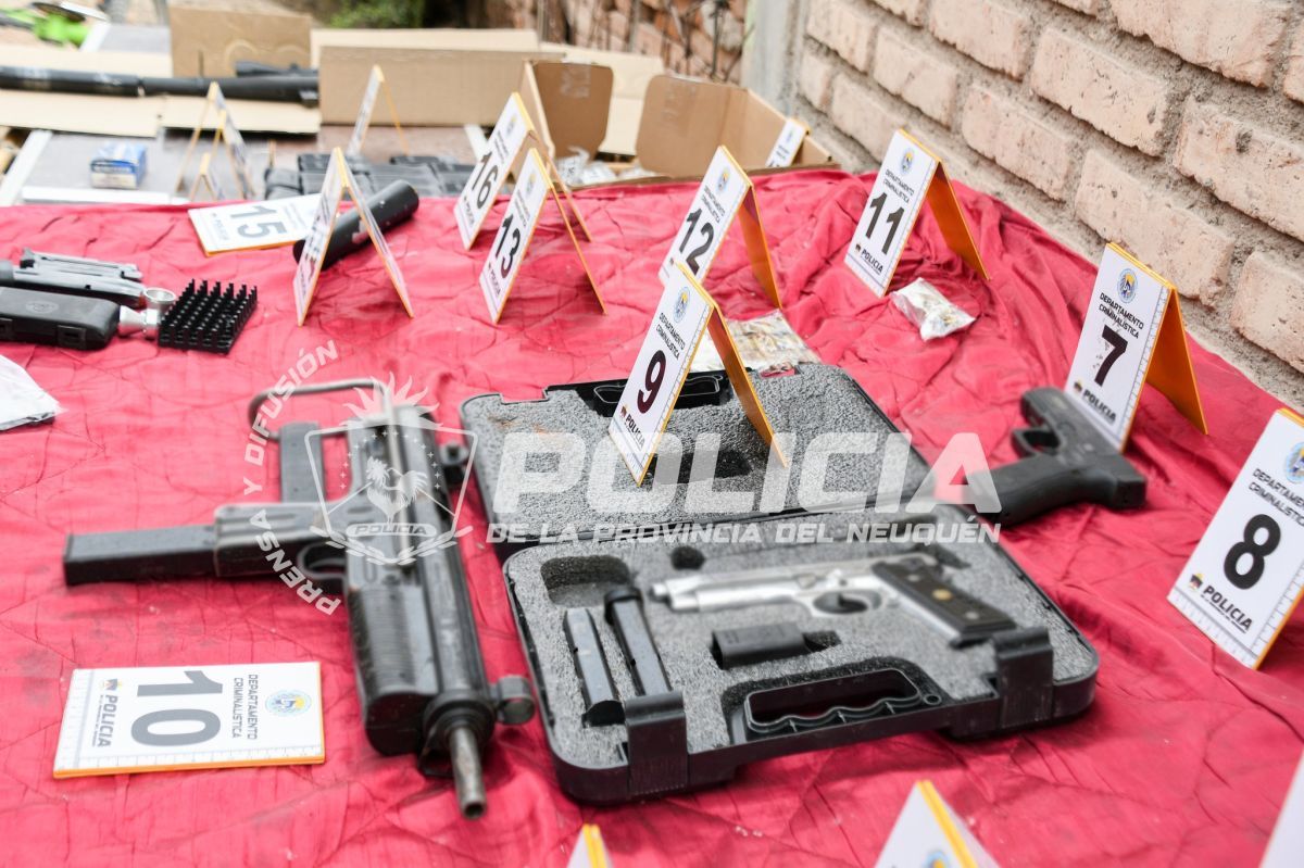 Drogas y muchas armas: Allanaron barrios de la capital Neuquina