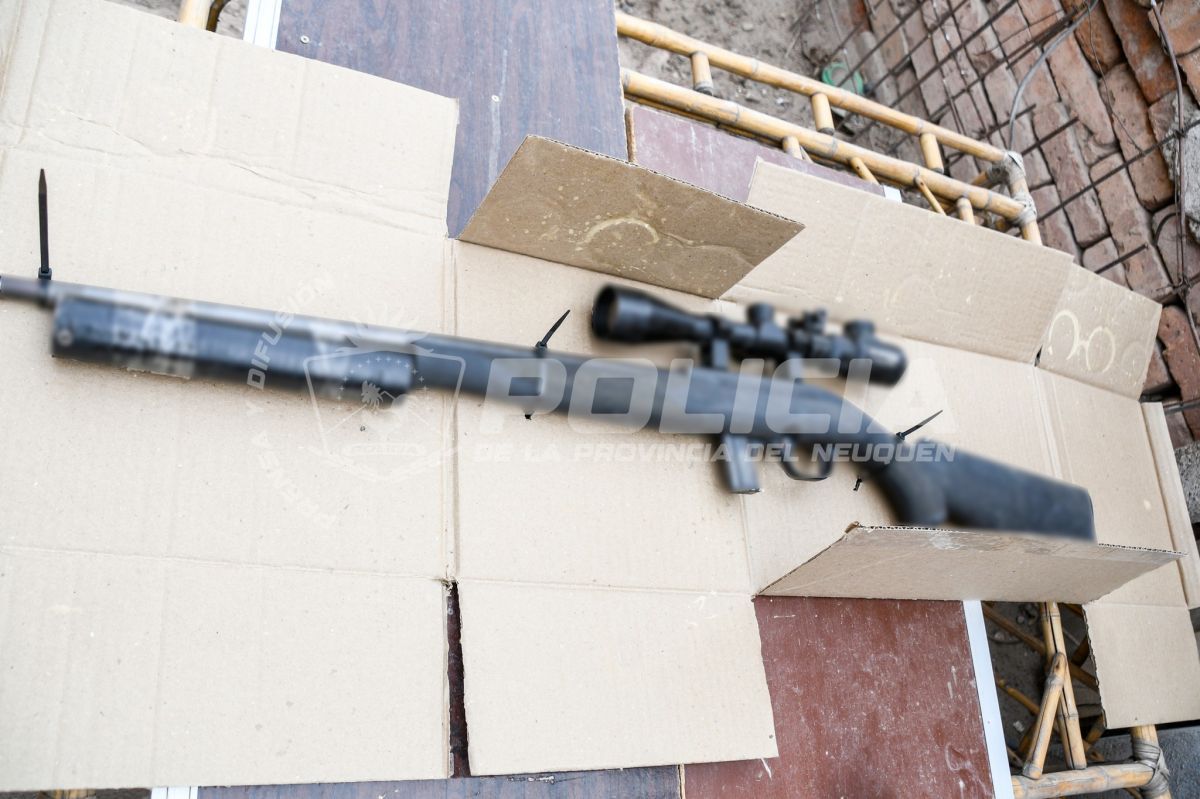 Drogas y muchas armas: Allanaron barrios de la capital Neuquina