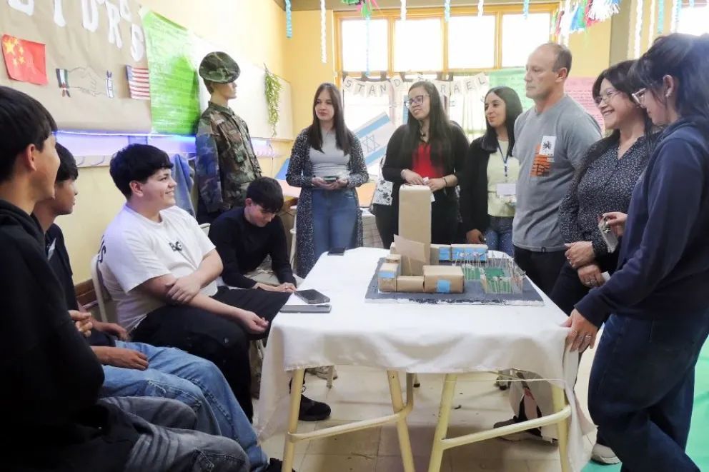 El CPEM N° 37 encabezó la Expo Diversidad Cultural