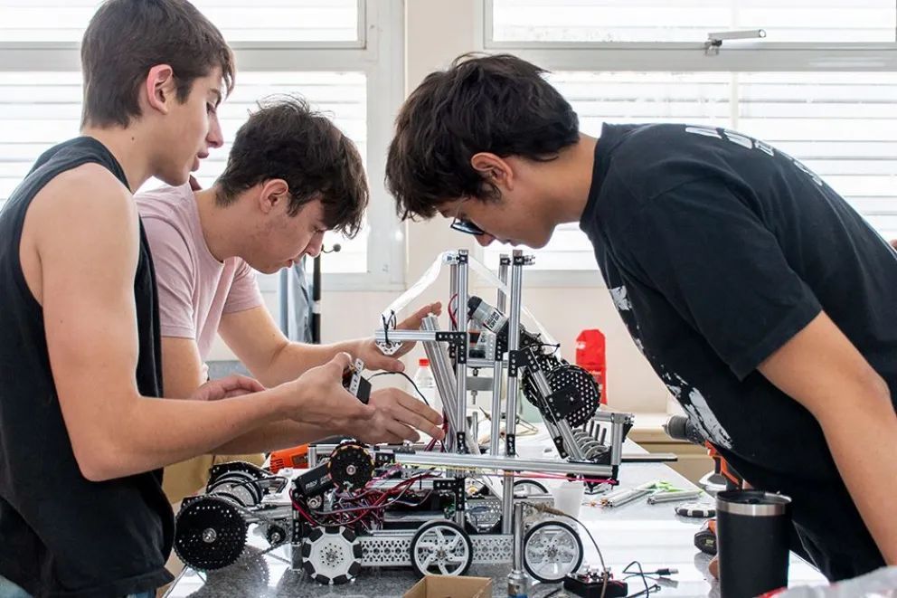 Alumnos de la EPET N°20 se preparan para el Mundial de Robótica en Panamá