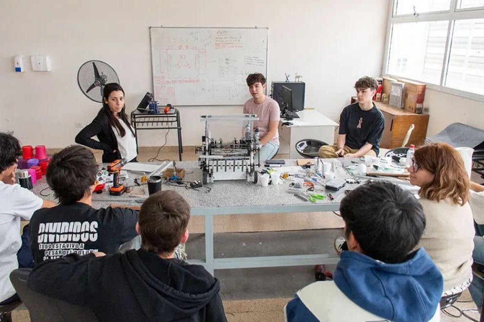 Alumnos de la EPET N°20 se preparan para el Mundial de Robótica en Panamá