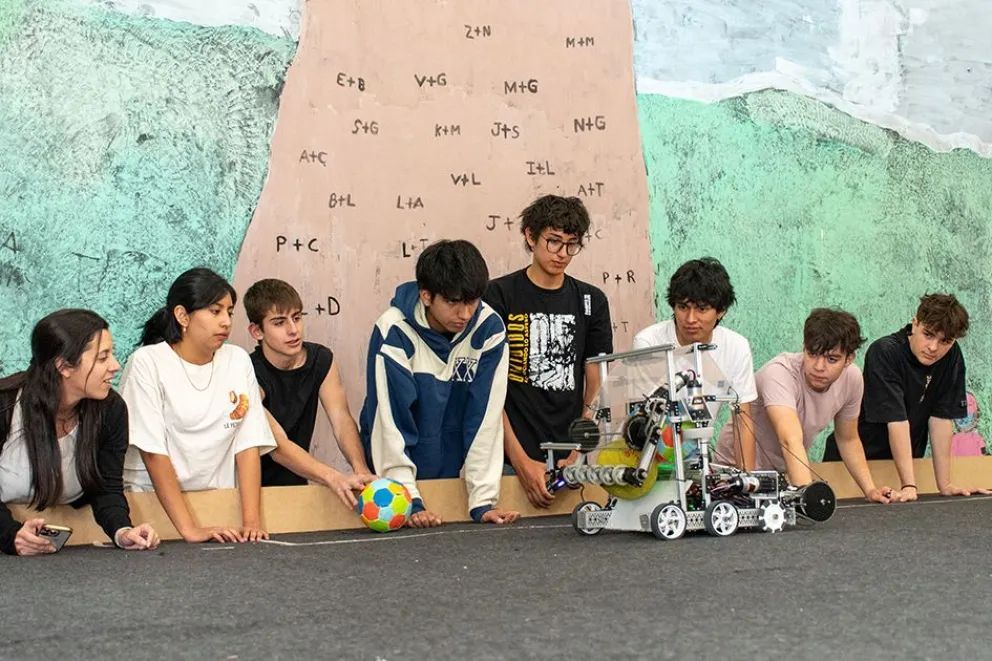 Alumnos de la EPET N°20 se preparan para el Mundial de Robótica en Panamá