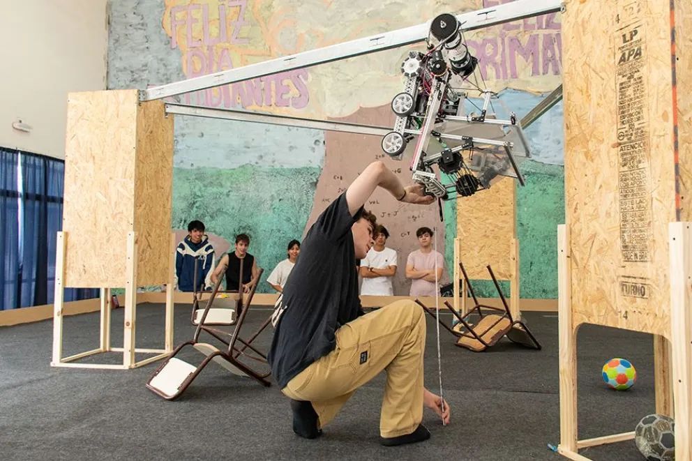 Alumnos de la EPET N°20 se preparan para el Mundial de Robótica en Panamá