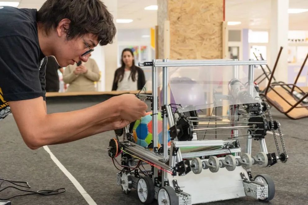 Alumnos de la EPET N°20 se preparan para el Mundial de Robótica en Panamá