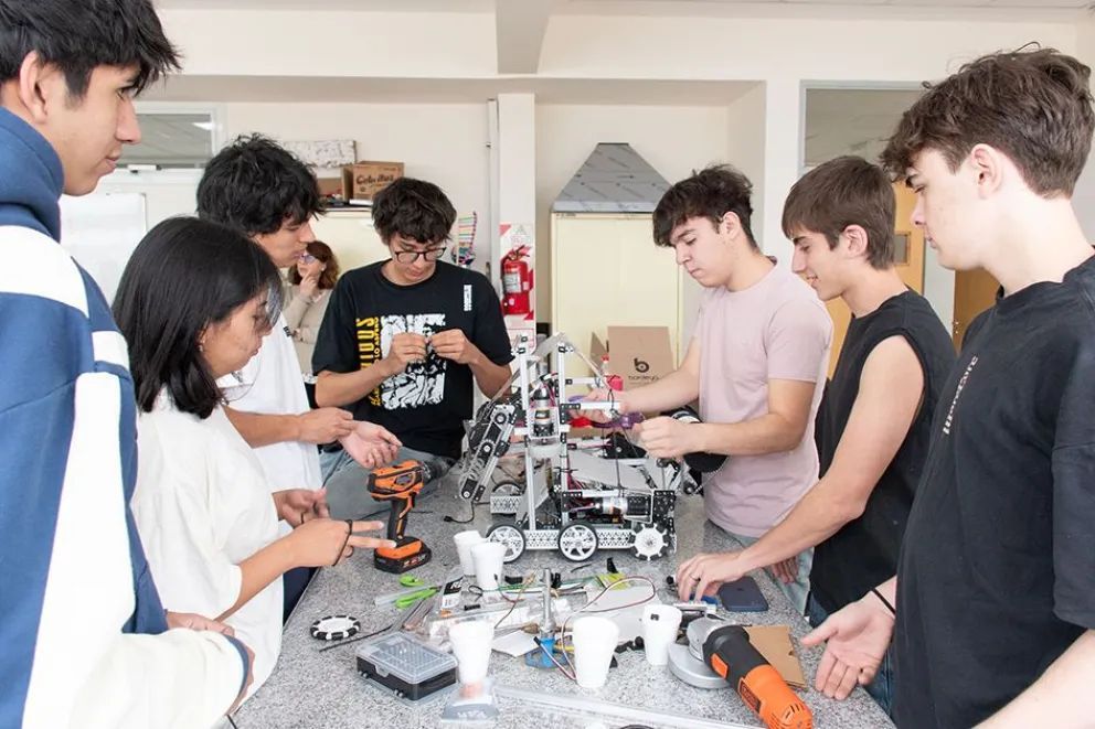 Alumnos de la EPET N°20 se preparan para el Mundial de Robótica en Panamá