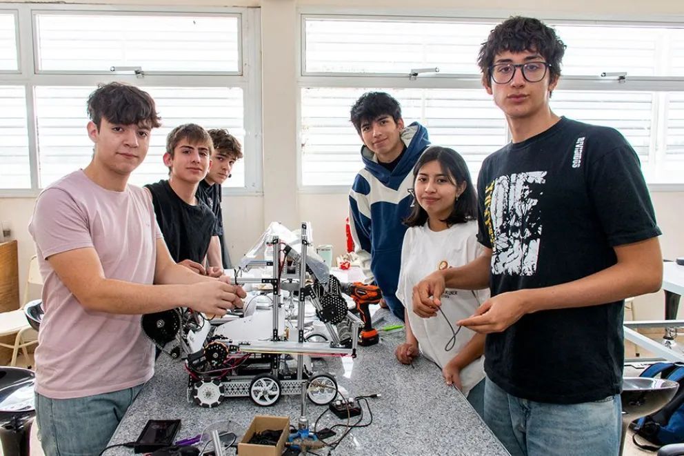 Alumnos de la EPET N°20 se preparan para el Mundial de Robótica en Panamá