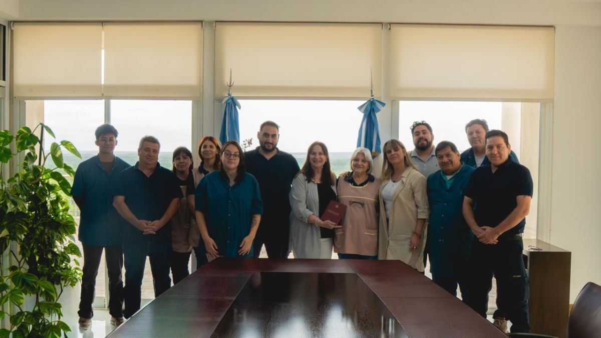 La Legislatura conmemoró el Día de la Constitución Provincial junto al equipo de Talleres Gráficos