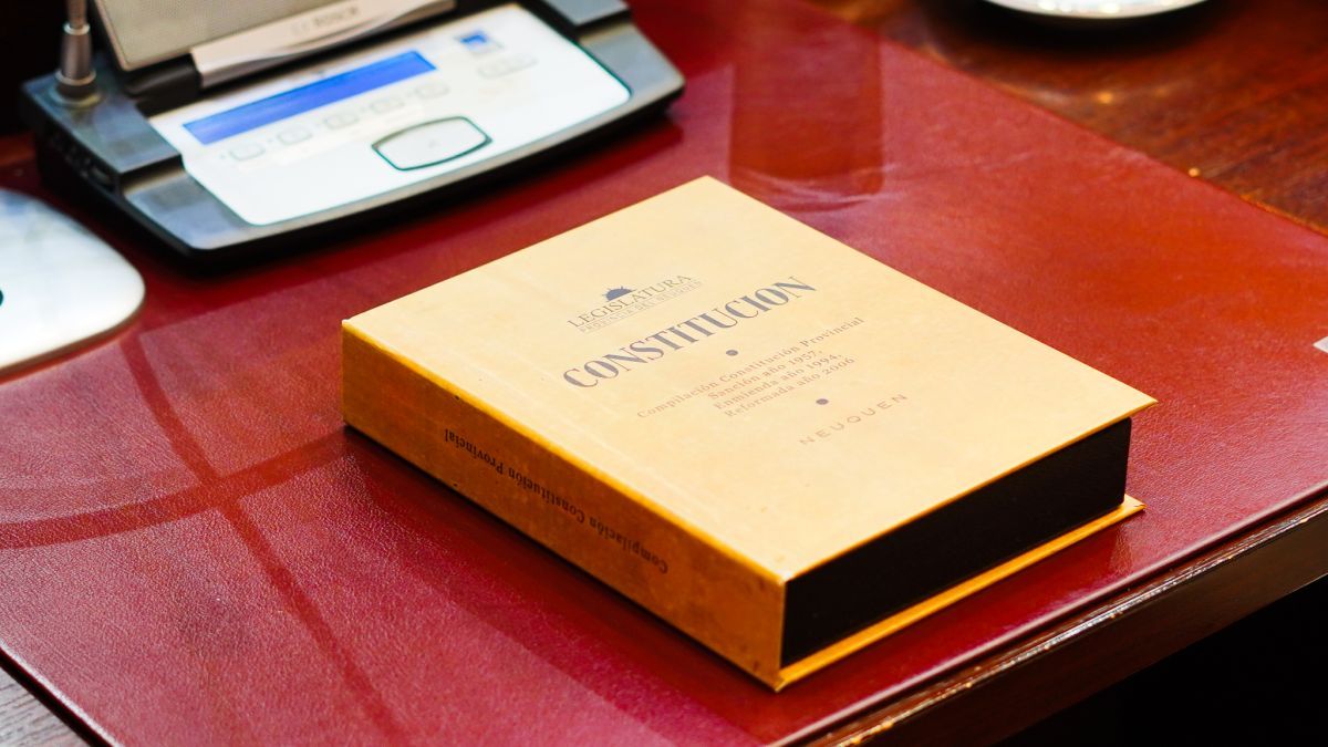 La Legislatura conmemoró el Día de la Constitución Provincial junto al equipo de Talleres Gráficos