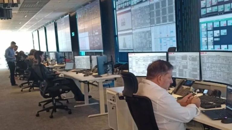 YPF inauguró una nueva sala de operaciones en tiempo real en el ...