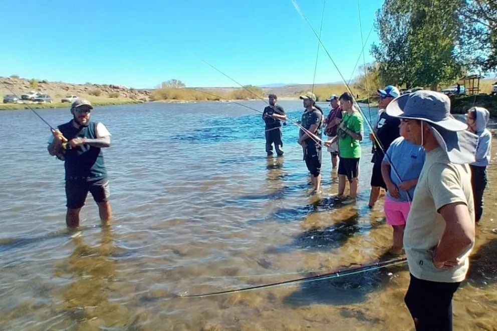 Se realizó en Loncopué una clínica de pesca con mosca