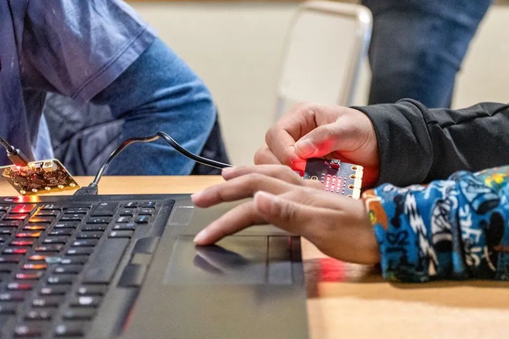 Con ‘Expedición Tecnológica’, llevan programación y robótica a 40 localidades