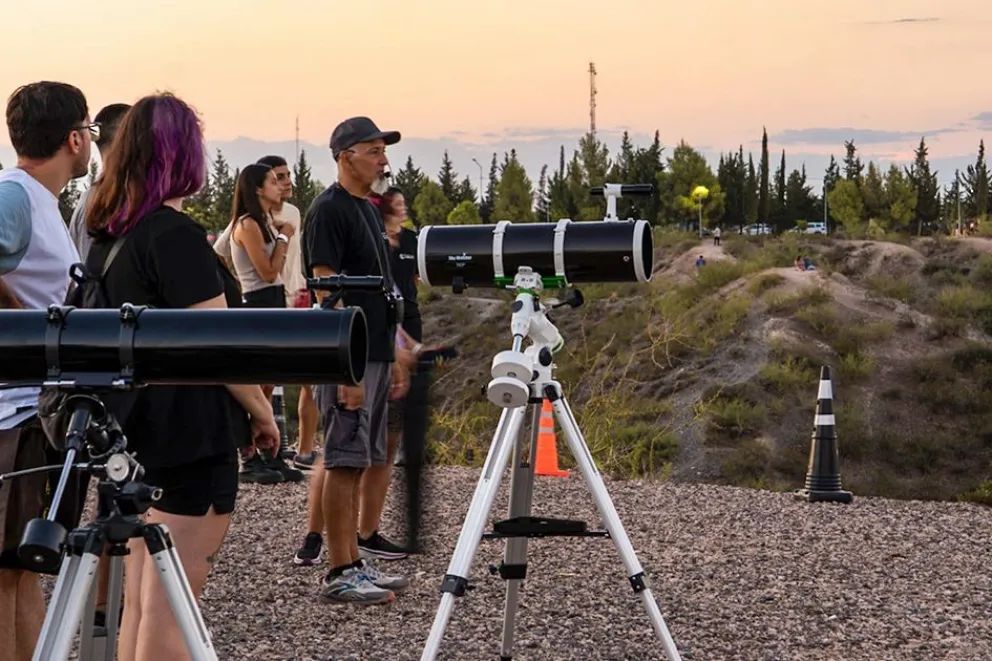 La ciudad contempla el cielo desde el Balcón del Valle y Parque Norte