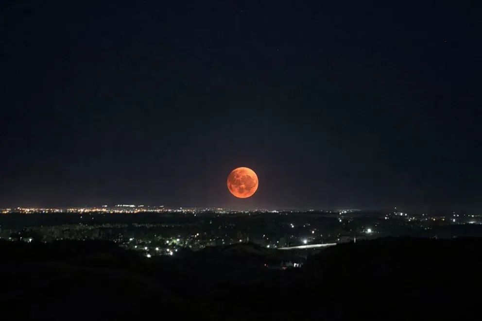 La ciudad contempla el cielo desde el Balcón del Valle y Parque Norte