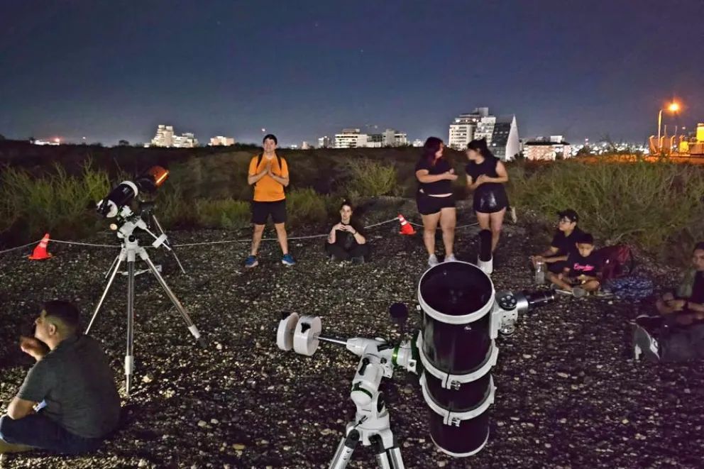 La ciudad contempla el cielo desde el Balcón del Valle y Parque Norte