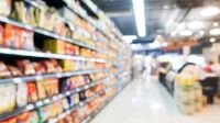 Ratifican multas millonarias a dos supermercados por diferencias de precios y productos vencidos