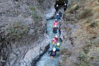 Cajón del Covunco, donde el agua tibia atraviesa la roca en el norte profundo