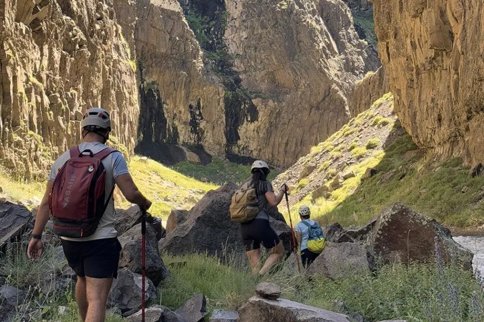 Cajón del Covunco, donde el agua tibia atraviesa la roca en el norte profundo