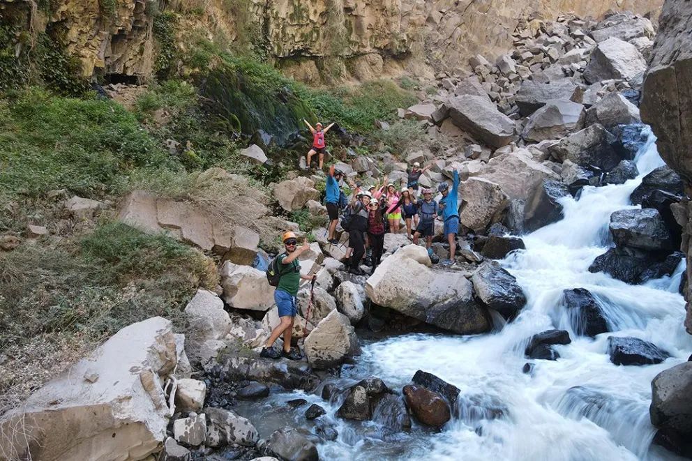 Cajón del Covunco, donde el agua tibia atraviesa la roca en el norte profundo