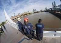 Puerto Madero: aparació un cuerpo flotando sobre cerca del Puente de la Mujer