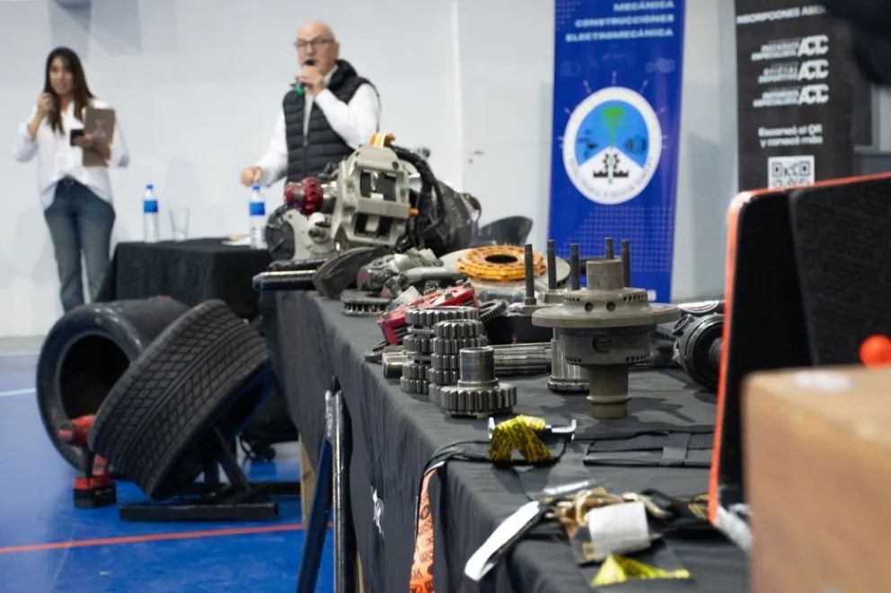 Más de 130 estudiantes se formaron con ingenieros del Turismo Carretera