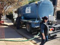 Trabajan para normalizar el suministro de agua potable en un barrio neuquino