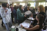 Pasqualini visitó la EPEA 2 de Plottier y completó la entrega de kits escolares a alumnos de la ciudad de Neuquén