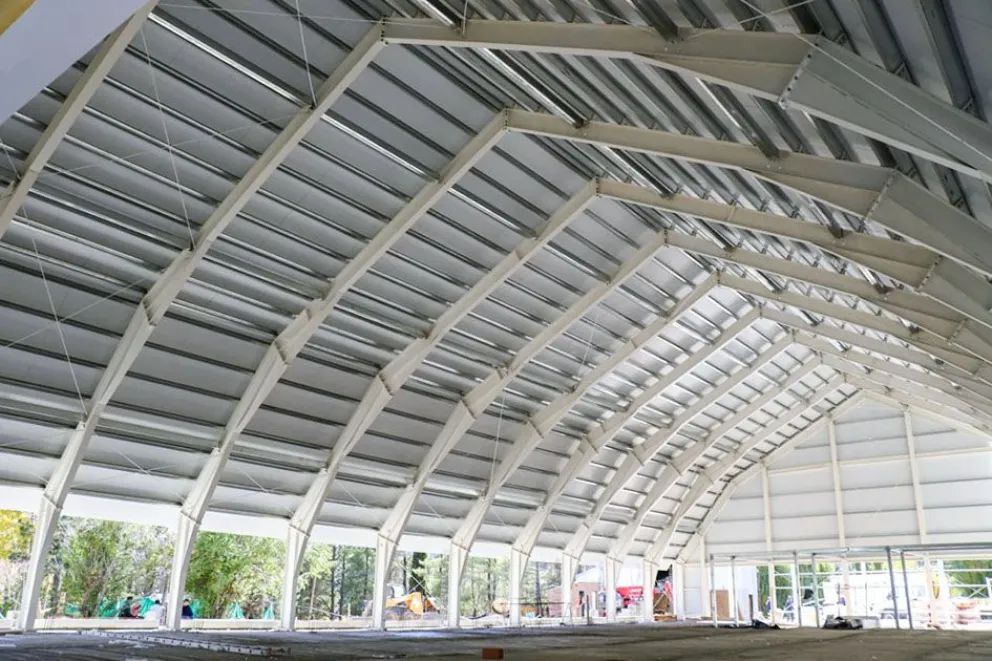 Huinganco: la obra del SUM entra en etapa clave con el avance en cubiertas y terminaciones