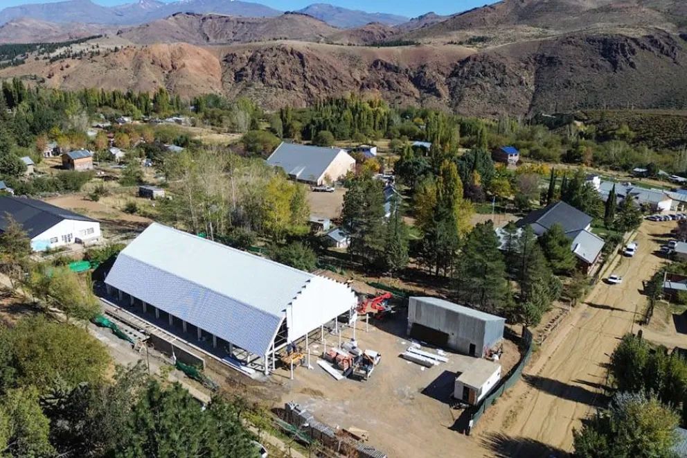 Huinganco: la obra del SUM entra en etapa clave con el avance en cubiertas y terminaciones