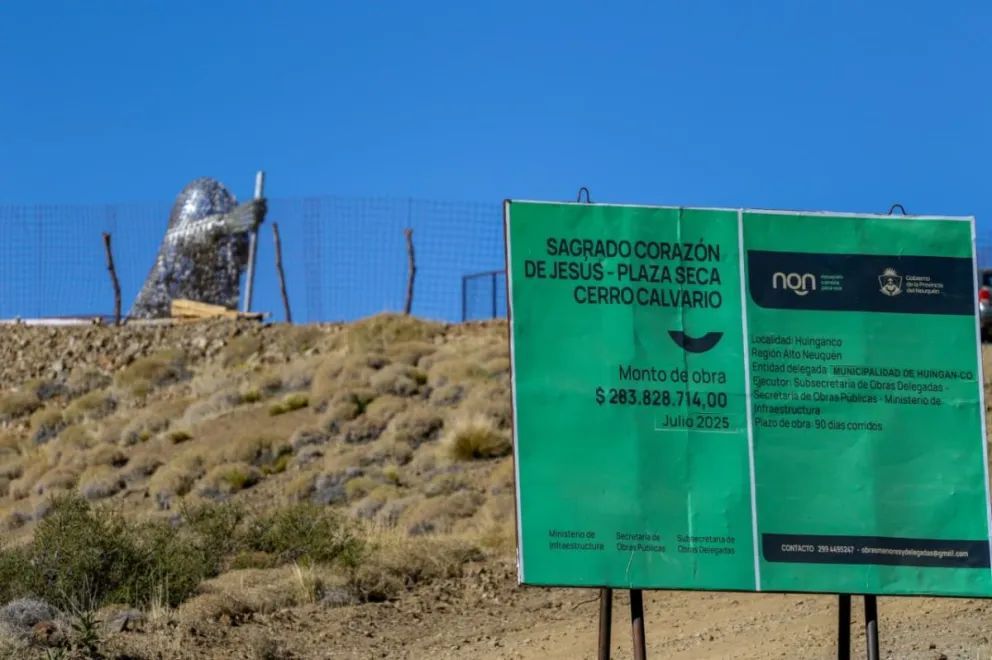 Así instalan el Sagrado Corazón de Jesús en Huinganco