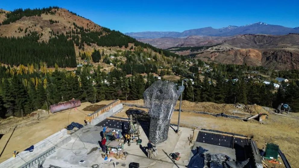 Así instalan el Sagrado Corazón de Jesús en Huinganco