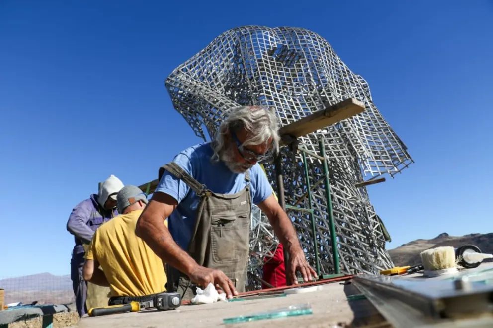 Así instalan el Sagrado Corazón de Jesús en Huinganco