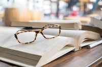 El riesgo de no consultar a un oftalmólogo cuando compramos anteojos de lectura