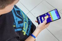 Provincia reglamentó la ley que regula el uso de celulares en las escuelas