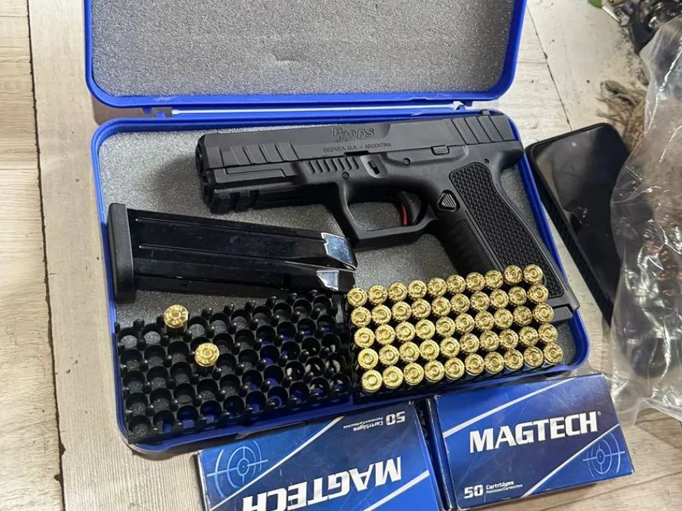 Secuestraron armas y drogas en varios allanamientos en Centenario