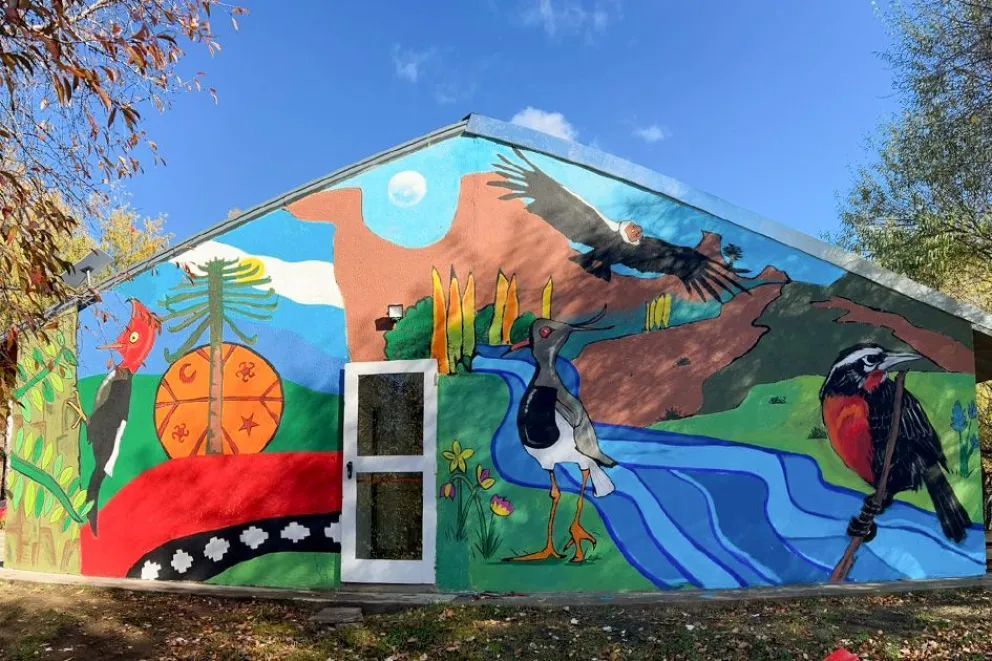 La comunidad escolar de la Escuela Primaria Rural 278 inauguró un gran mural 